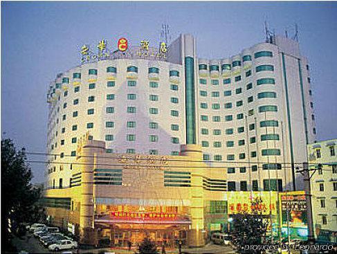 Crown Hotel Ухан Екстериор снимка