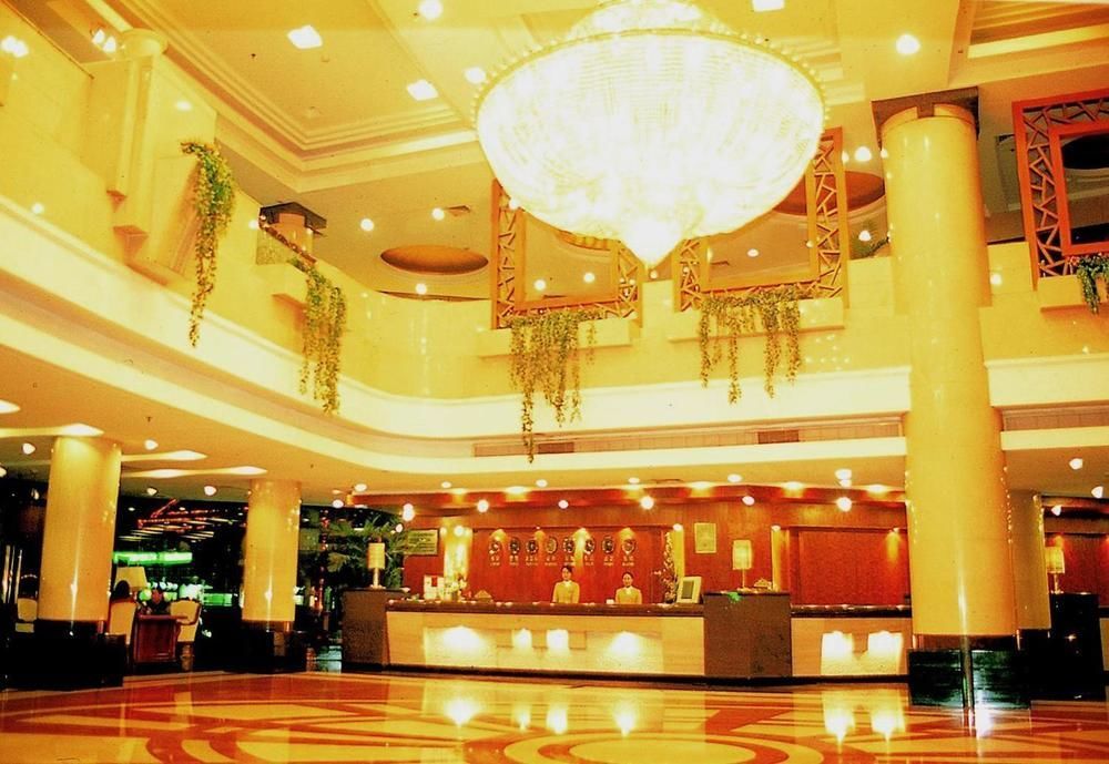 Crown Hotel Ухан Екстериор снимка