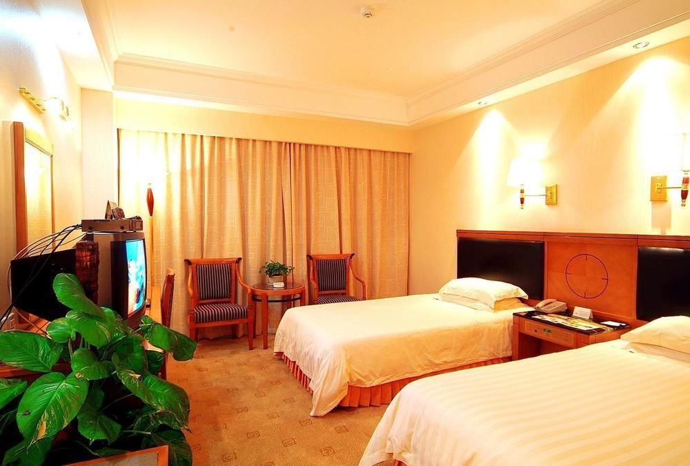 Crown Hotel Ухан Екстериор снимка
