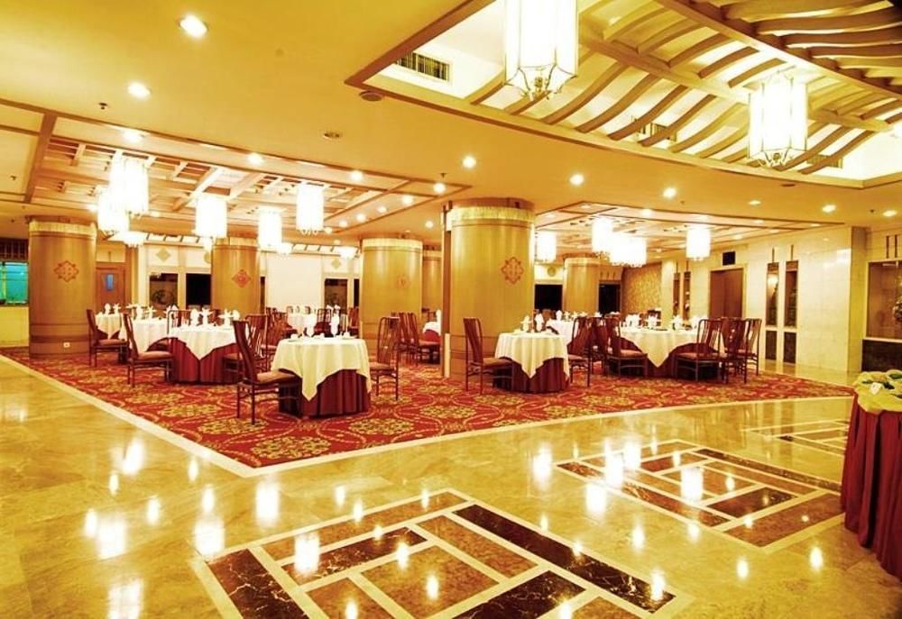 Crown Hotel Ухан Екстериор снимка