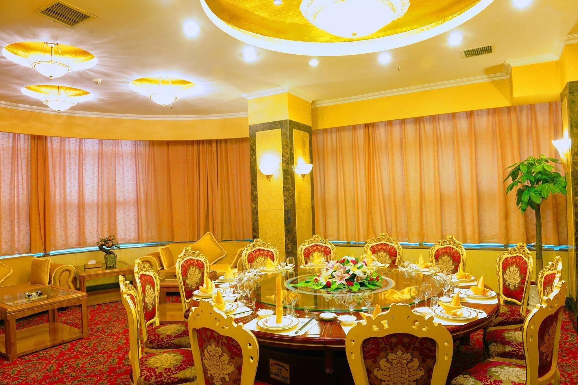 Crown Hotel Ухан Екстериор снимка