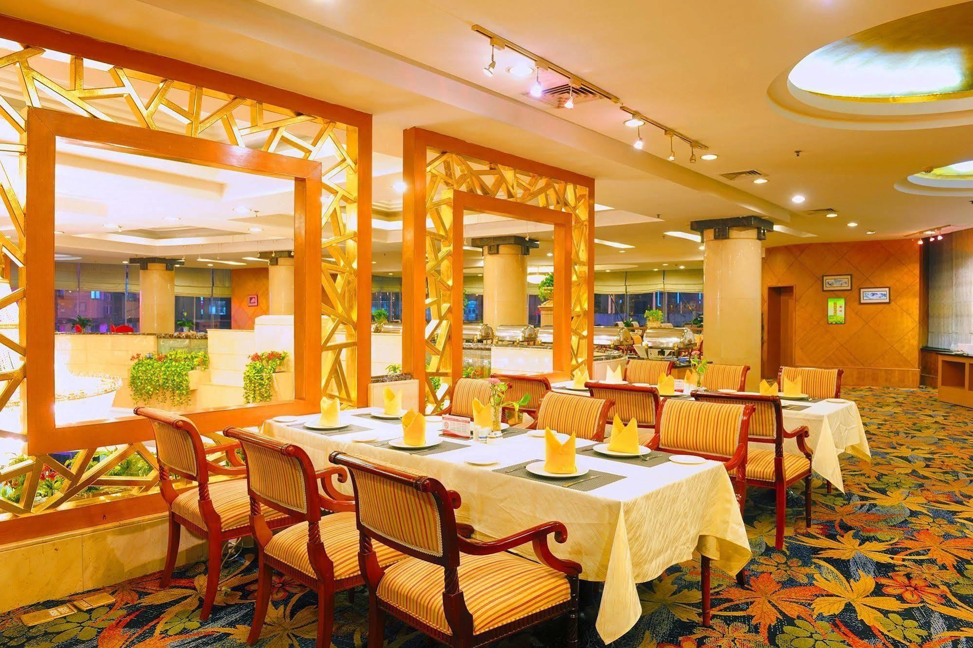 Crown Hotel Ухан Екстериор снимка