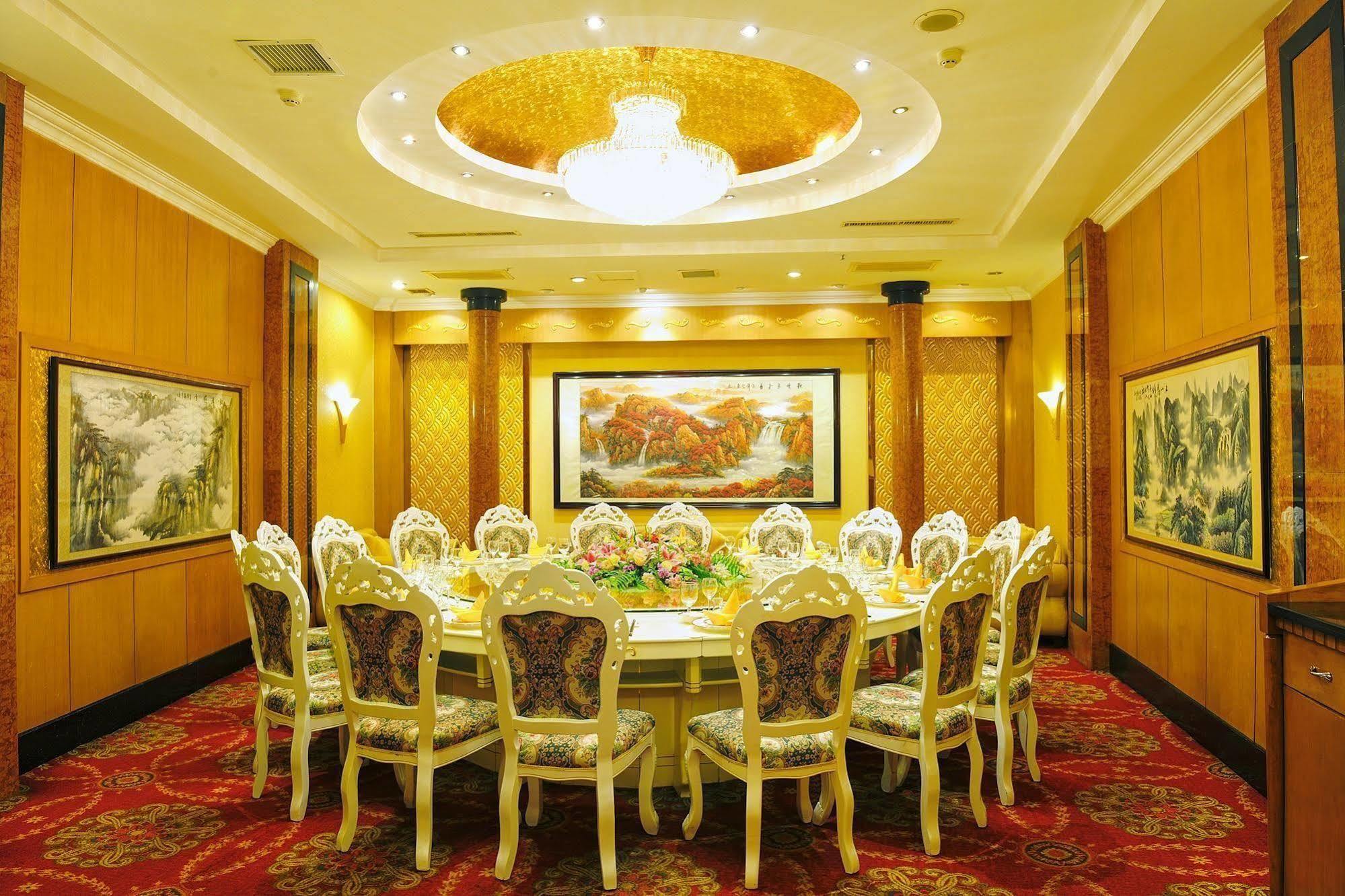 Crown Hotel Ухан Екстериор снимка