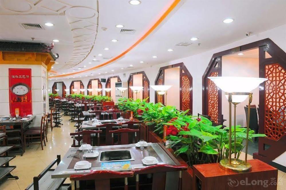 Crown Hotel Ухан Екстериор снимка