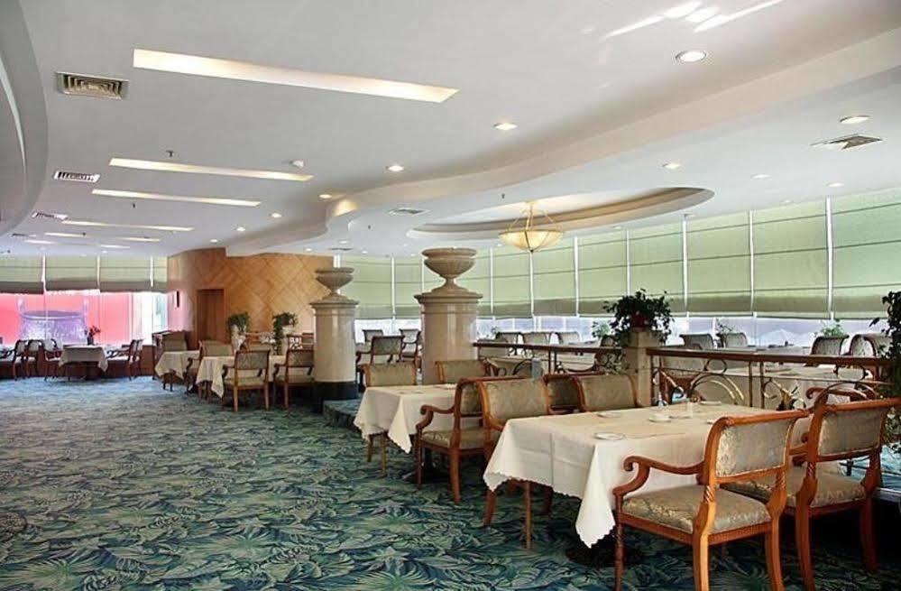Crown Hotel Ухан Екстериор снимка