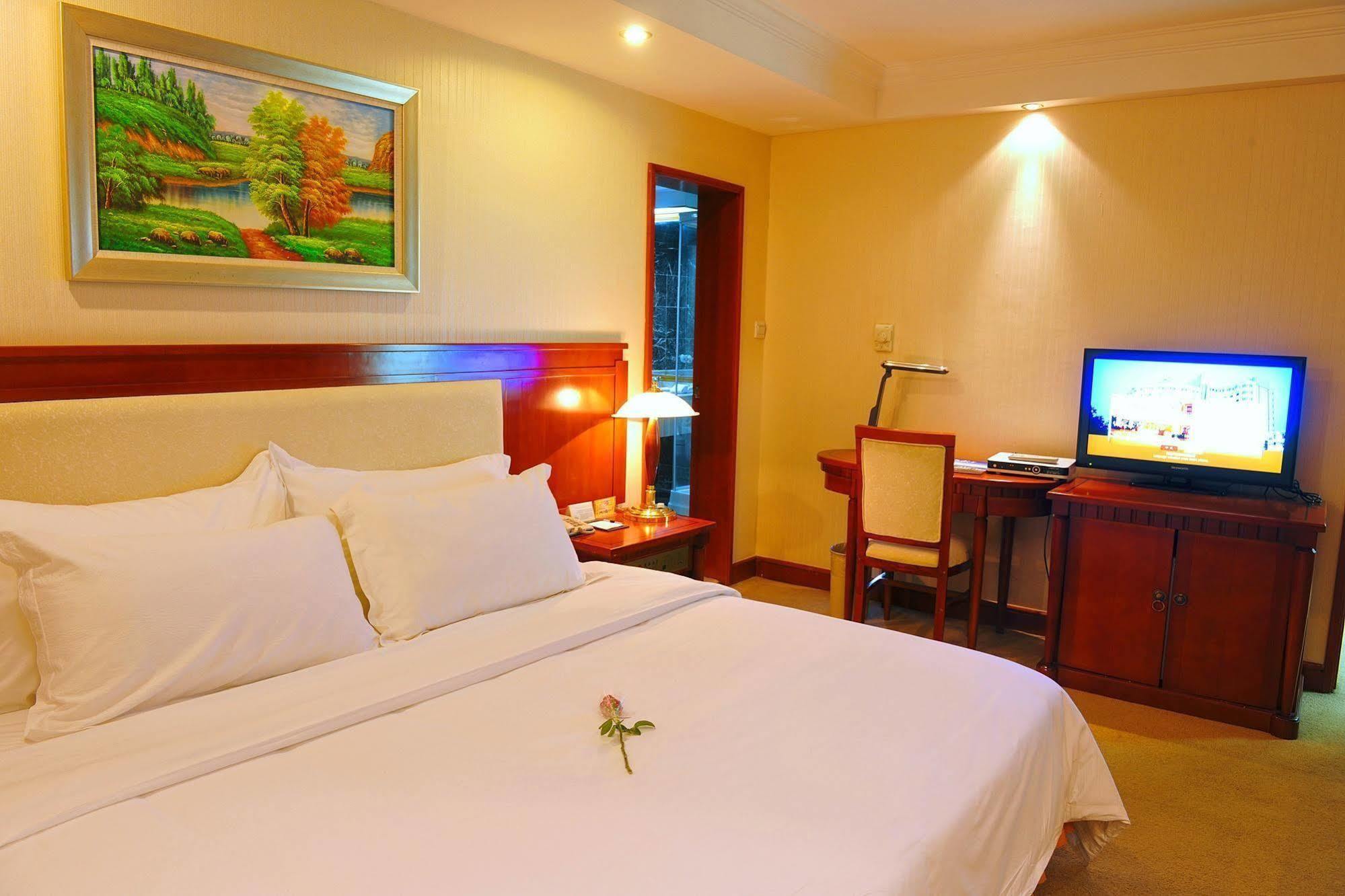 Crown Hotel Ухан Екстериор снимка