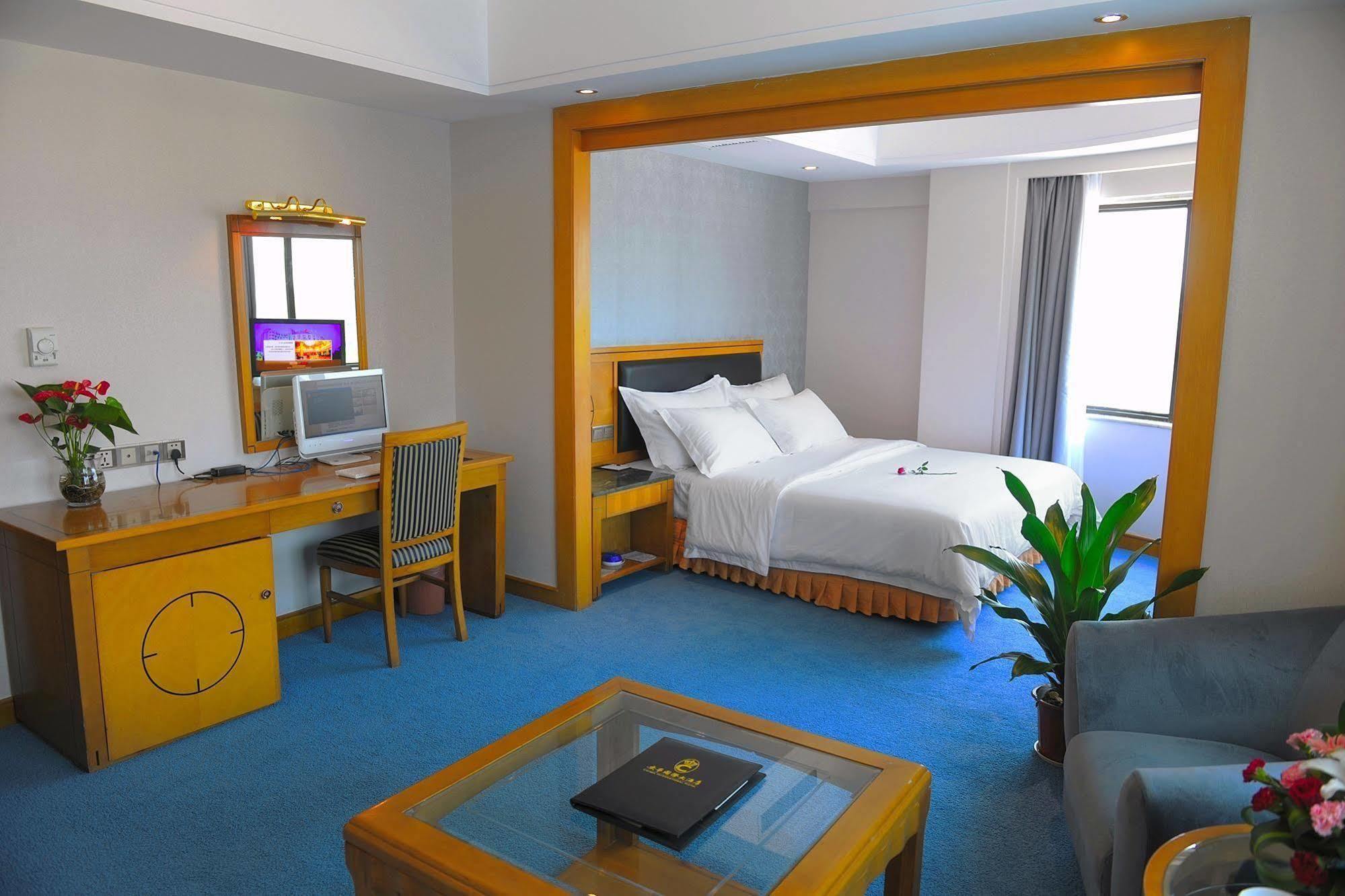 Crown Hotel Ухан Екстериор снимка