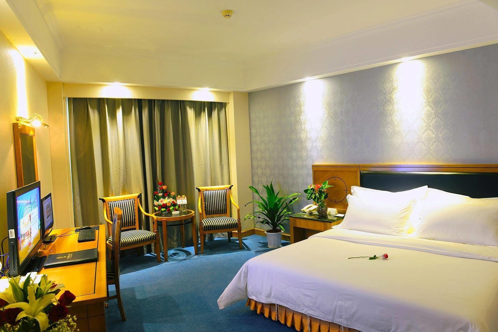 Crown Hotel Ухан Екстериор снимка