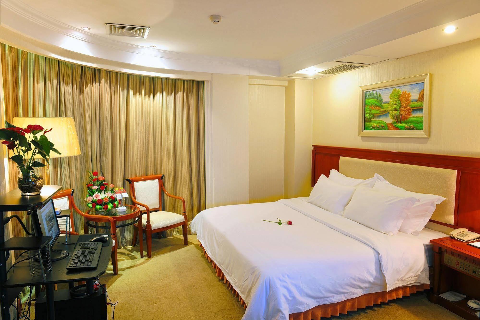 Crown Hotel Ухан Екстериор снимка