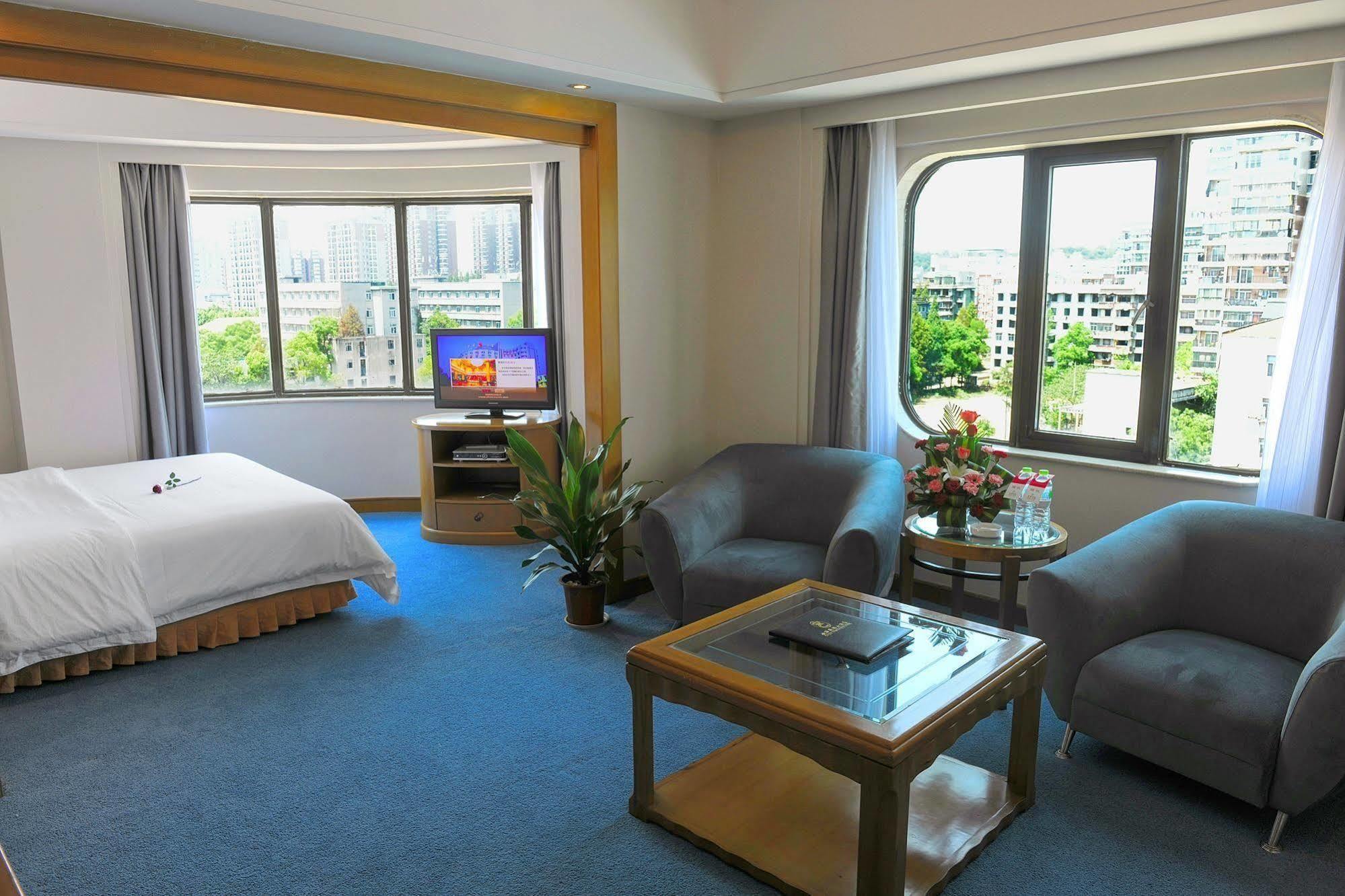 Crown Hotel Ухан Екстериор снимка