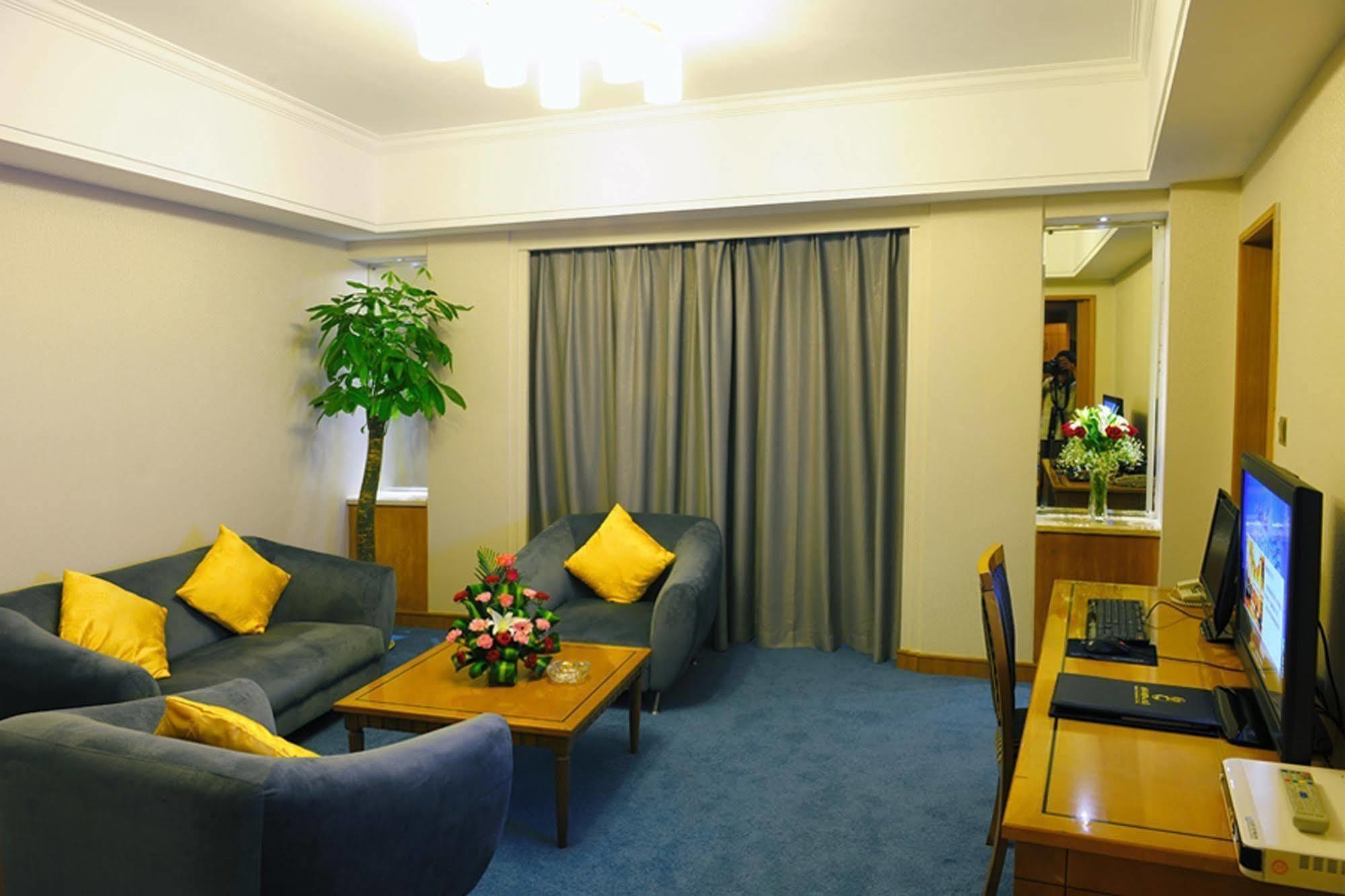 Crown Hotel Ухан Екстериор снимка