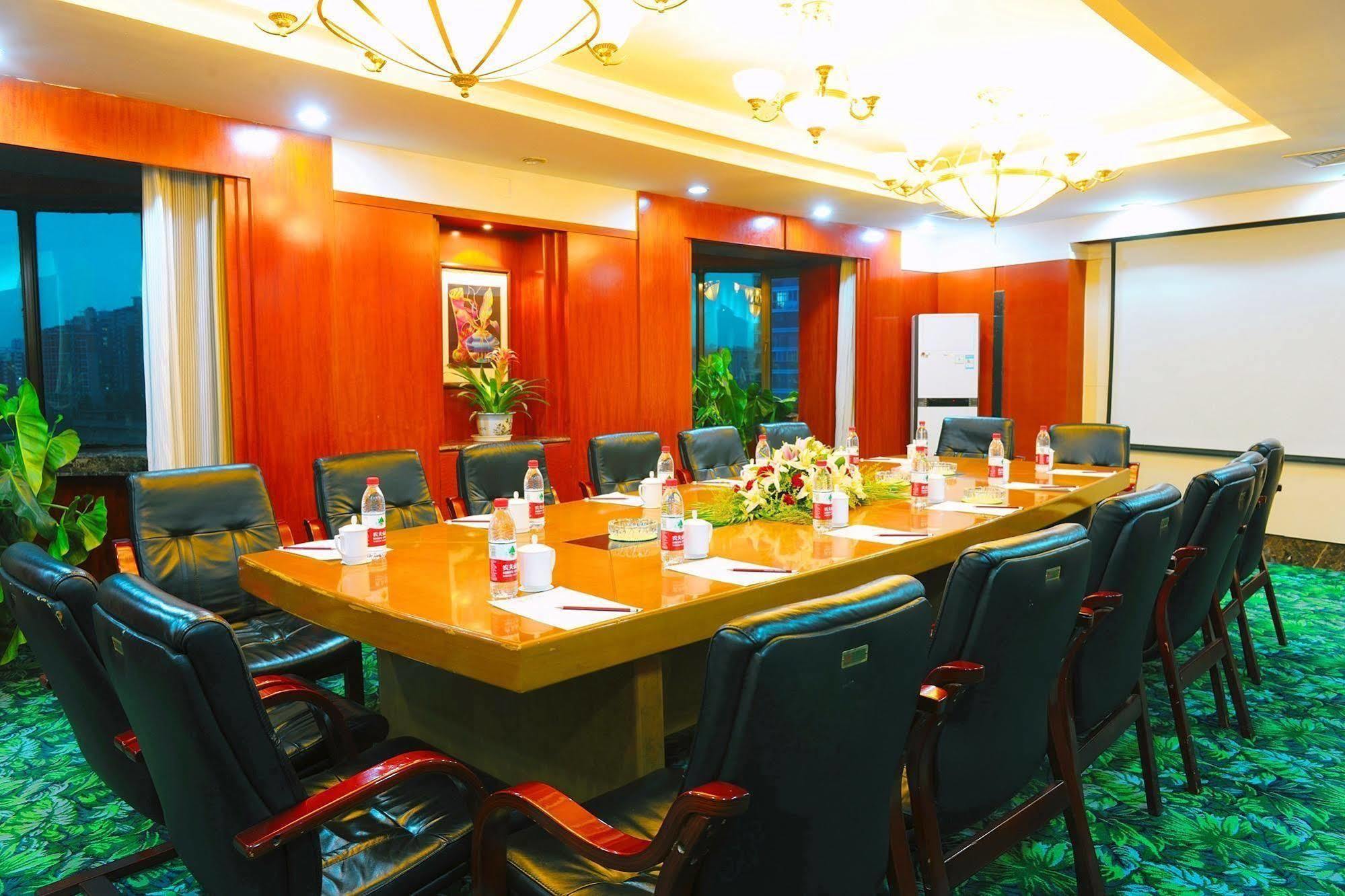 Crown Hotel Ухан Екстериор снимка