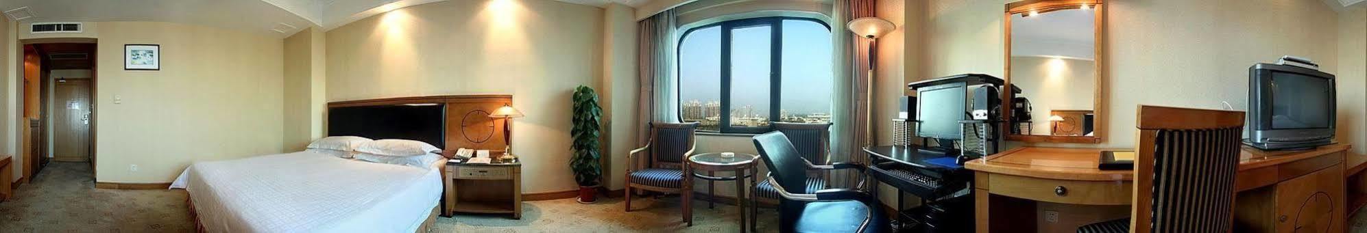 Crown Hotel Ухан Екстериор снимка