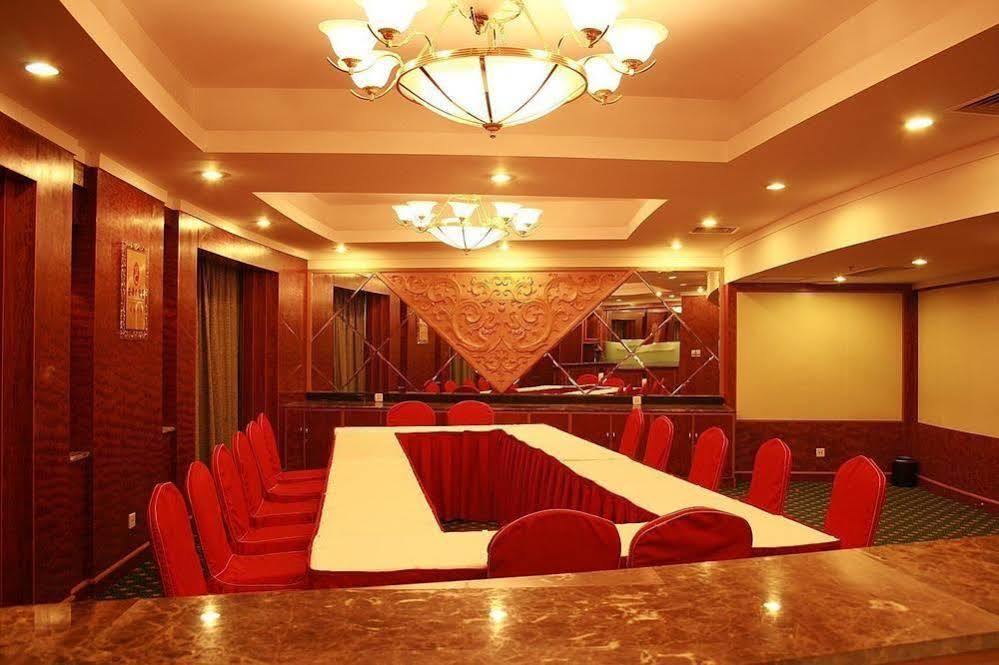 Crown Hotel Ухан Екстериор снимка