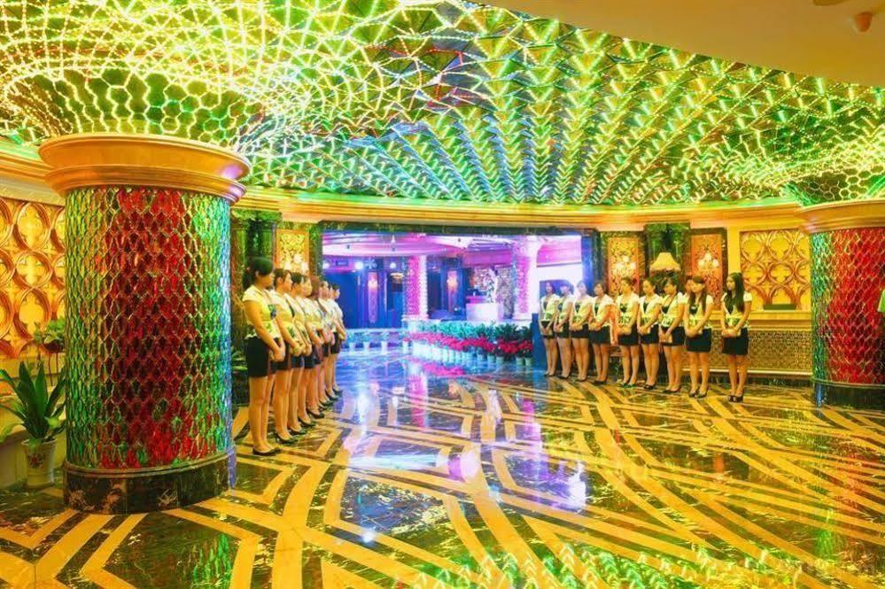 Crown Hotel Ухан Екстериор снимка